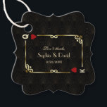 Glam Gatsby Casino Las Vegas Poker Wedding Bedankjes Labels<br><div class="desc">Uniek casino Royale en Great Gatsby voor het kaartontwerp. Het is voorzien van een kunstdecostijl, een Roaring 1920's oude Hollywood gebroken lijst met faux gold folie Fleur-de-lis, rode harten, Q en K op twee hoeken (het simuleren van speelkaarten), op gouden zwarte Art Deco patroonachtergrond. Er wordt een speciale formulering gebruikt...</div>