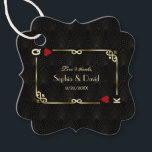 Glam Gatsby Casino Las Vegas Poker Wedding Bedankjes Labels<br><div class="desc">Uniek casino Royale en Great Gatsby voor het kaartontwerp. Het is voorzien van een kunstdecostijl, een Roaring 1920's oude Hollywood gebroken lijst met faux gold folie Fleur-de-lis, rode harten, Q en K op twee hoeken (het simuleren van speelkaarten), op gouden zwarte Art Deco patroonachtergrond. Er wordt een speciale formulering gebruikt...</div>