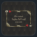 Glam Gatsby Casino Las Vegas Poker Wedding Vierkante Sticker<br><div class="desc">Uniek casino Royale en Great Gatsby voor het kaartontwerp. Het is voorzien van een kunstdecostijl, een Roaring 1920's oude Hollywood gebroken lijst met faux gold folie Fleur-de-lis, rode harten, Q en K op twee hoeken (het simuleren van speelkaarten), op gouden zwarte Art Deco patroonachtergrond. Er wordt een speciale formulering gebruikt...</div>