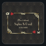 Glam Gatsby Casino Las Vegas Poker Wedding Vierkante Sticker<br><div class="desc">Uniek casino Royale en Great Gatsby voor het kaartontwerp. Het is voorzien van een kunstdecostijl, een Roaring 1920's oude Hollywood gebroken lijst met faux gold folie Fleur-de-lis, rode harten, Q en K op twee hoeken (het simuleren van speelkaarten), op gouden zwarte Art Deco patroonachtergrond. Er wordt een speciale formulering gebruikt...</div>