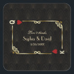 Glam Gatsby Casino Las Vegas Poker Wedding Vierkante Sticker<br><div class="desc">Uniek casino Royale en Great Gatsby voor het kaartontwerp. Het is voorzien van een kunstdecostijl, een Roaring 1920's oude Hollywood gebroken lijst met faux gold folie Fleur-de-lis, rode harten, Q en K op twee hoeken (het simuleren van speelkaarten), op gouden zwarte Art Deco patroonachtergrond. Er wordt een speciale formulering gebruikt...</div>
