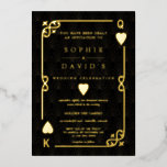 Glam GOLD FOIL Casino Las Vegas Poker Wedding Folie Uitnodiging<br><div class="desc">Uniek Casino Royale, ECHTE GOLD FOIL-kaartontwerp. Het is voorzien van een kunstdecostijl, een Roaring 1920's oude Hollywood gebroken lijst met faux gold folie Fleur-de-lis, harten, Q en K op twee hoeken (het simuleren van speelkaarten), op gouden zwarte Art Deco patroonachtergrond. Er wordt een speciale formulering gebruikt zoals in pokerspel. Op...</div>