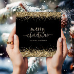 Glam Gold Glitter Name Merry KerstBlack Feestdagenkaart<br><div class="desc">Glam Gold Glitter Naamscript Vrolijk Kerstzwart. Klassiek goud en zwart voor uw feestelijke groeten met faux glitter grenzend aan de boven- en onderrand aan de voorkant en in een set handschrift stijl script voor Merry Christmas. Personaliseer jouw naam gemakkelijk.</div>