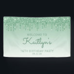 Glam Green Glitter Drip 16th Birthday Party Spandoek<br><div class="desc">Welkom gasten met deze chic,  glamoureuze zestiende verjaardagsbanner,  met een dun groene faux glitter drip border en groene ombre background. Pas het met haar naam in groen handschrift manuscript,  met de verjaardag en de datum hieronder in groene sans serif doopvont aan.</div>