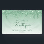 Glam Green Glitter Drip 16th Birthday Party Spandoek<br><div class="desc">Welkom gasten met deze chic,  glamoureuze zestiende verjaardagsbanner,  met een dun groene faux glitter drip border en groene ombre background. Pas het met haar naam in groen handschrift manuscript,  met de verjaardag en de datum hieronder in groene sans serif doopvont aan.</div>