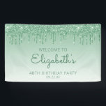 Glam Green Glitter Drip 40th Birthday Party Spandoek<br><div class="desc">Welkom gasten met deze chic,  glamoureuze veertigjarige verjaardagsbanner,  met een dun groene faux glitter drip border en groene ombre background. Pas het met haar naam in groen handschrift manuscript,  met de verjaardag en de datum hieronder in groene sans serif doopvont aan.</div>