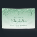 Glam Green Glitter Drip 40th Birthday Party Spandoek<br><div class="desc">Welkom gasten met deze chic,  glamoureuze veertigjarige verjaardagsbanner,  met een dun groene faux glitter drip border en groene ombre background. Pas het met haar naam in groen handschrift manuscript,  met de verjaardag en de datum hieronder in groene sans serif doopvont aan.</div>
