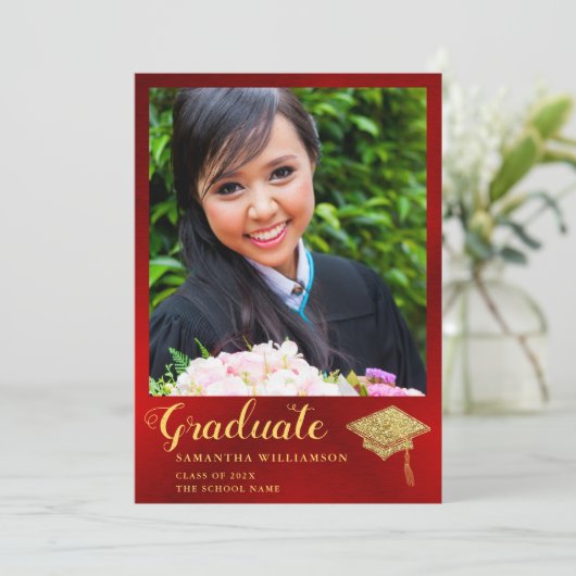 Glam Klasse van 2025 Rood en Goud Foto Afstuderen Aankondiging (Staand voorkant)