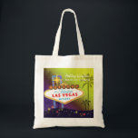 Glam Las Vegas Wedding Maid of Honor Gift Tote Bag<br><div class="desc">Groot en glamoureus Las Vegas stripbord hoge palmbomen en kleurrijke sterren gele en paarse schaduwachtergrond geïllustreerd op aangepast geluid van Honor Gift Bags. Pas de artistieke en unieke canvas tassen aan voor uw dienstmeisje en/of bruidsmeisjes om hen te bedanken! (Je vindt de juiste trouwbenodigdheden en gunsten in deze winkel, Bridal...</div>