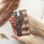 Glam Leopard Spots Roos Gold Black Metallic Name Case-Mate iPhone 14 Hoesje<br><div class="desc">Dit ontwerp is voorzien van een gouden haarvlekpatroon van het roos met een zwarte achtergrond aan de linkerkant, en van een afbeelding van de gouden nevel van het roos aan de rechterkant in de vorm van een golf die wordt begrensd door een gouden faux glitter van het roos. Pas het...</div>