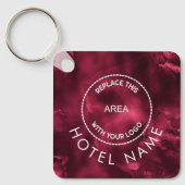 Glam Metallic Burgundy Hotel Logo Qr Code Name Sleutelhanger (Voorkant)