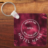 Glam Metallic Burgundy Hotel Logo Qr Code Name Sleutelhanger (Voorkant)