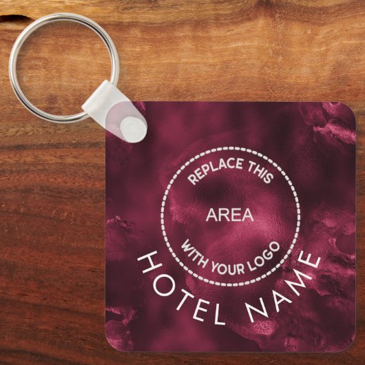 Glam Metallic Burgundy Hotel Logo Qr Code Name Sleutelhanger (Voorkant)
