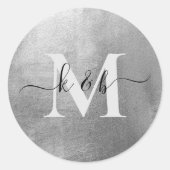 Glam Metallic Silver Script Monogram Weddenschap Ronde Sticker (Voorkant)