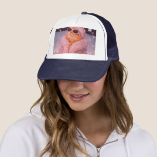 Glam Money Kat in Roze Bontjas en Zonnebril Trucker Pet