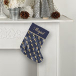 Glam Navy Blue Gold Reindeer Pattern, gepersonalis Kleine Kerstsok<br><div class="desc">Met zijn goudrendiersilhouettes op een blauw navy-faux-folie,  zal deze kerstbezetting een elegante aanvulling zijn op uw vakantiedecor. Pas het aan met een naam of andere tekst in goudkleurige kalligrafie op een massief blauw marinekleurblok met een goudkleurige rand. Het ontwerp wordt aan beide zijden van de voorraad weergegeven.</div>