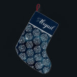 Glam Navy Blue Silver Damask gepersonaliseerd Kleine Kerstsok<br><div class="desc">Met zijn zilveren faux glitter-demaspatroon op een blauw navy faux folieachtergrond zal deze kerstbezetting een elegante aanvulling zijn op uw vakantiedecor. Pas het aan met een naam of andere tekst in zilvergrijze kalligrafie op een massief blauw marinekleurblok met een zilveren grijze rand. Het ontwerp wordt aan beide zijden van de...</div>