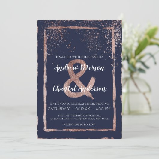 Glam Navy Roos Gold Confetti Brushstroke Wedding Kaart (Staand voorkant)