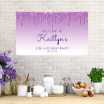 Glam Paars Glitter Drip 16th Birthday Banner<br><div class="desc">Welkom gasten met deze kleine,  glamoureuze zestiende verjaardagsbanner,  met een paarse faux glitter drip border en paarse ombre background. Pas het met haar naam in het paarse handschrift manuscript,  met de verjaardag en de datum hieronder in paarse sans serif doopvont aan.</div>