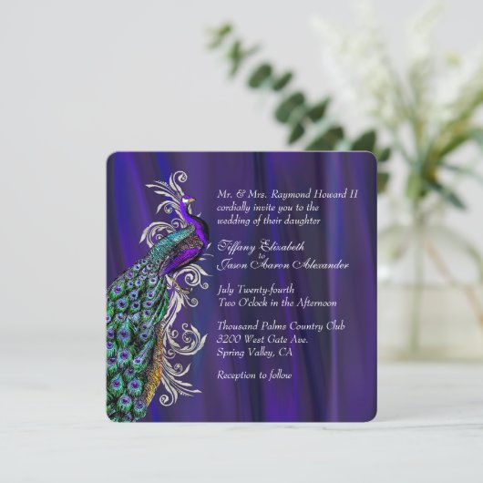 Glam Paarse Satin en Peacock Wedding Invitation Kaart (Staand voorkant)