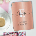 Glam Perzik Fuzz Geborsteld Metaal Wit Monogram Na iPad Mini Cover<br><div class="desc">Verhoog uw tech stijl met onze Glam Peach Fuzz Brushed Metal White Monogram Naam iPad Luchtdekking! Deze prachtige cover heeft een perzik fuzz geborstelde metalen achtergrond versierd met een vet wit monogram en een elegante zwarte scriptnaam. Onder het monogram kun je je volledige naam personaliseren in eenvoudige zwarte typografie. Perfect...</div>