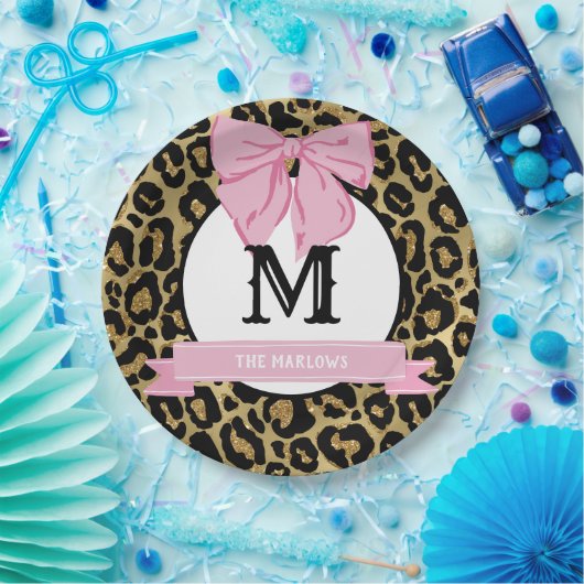Glam Pink Bow Leopard Print Familienaam Monogram Papieren Bordje (Feest)