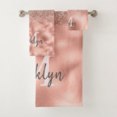 Glam Pink Rose Gold Glitter Confetti Monogrammed Bad Handdoek (Insitu)