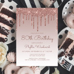 Glam Roos Gold 80th Birthday Party Kaart<br><div class="desc">Deze trendy 80ste verjaardagsuitnodiging is voorzien van een dunne roos gouden faux glitter drip border and ombre background. De woorden "80th Birthday" en de naam van de gast van eer verschijnen in donker roos casual handschrift manuscript, met de rest van de klantgerichte tekst in sans serif doopvont. Aan de achterzijde...</div>