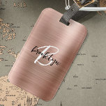 Glam Roos Gold Brushed Metal Zwart Wit Monogram Bagagelabel<br><div class="desc">Dit elegante gepersonaliseerde bagagelabel is voorzien van een monogram en een voornaam in een modern zwart-wit script op een glam rozen gouden faux geborstelde metalen achtergrond.</div>