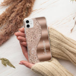 Glam Roos Gold Faux Folie Leopard Spots Name Case-Mate iPhone Case<br><div class="desc">Dit ontwerp is voorzien van een goudkleurig roos en een doorschijnend metalen bolletjespatroon dat is gestrooid met een dunne witte holografische faux glitter aan de linkerkant, en een roos goudnep folie aan de rechterkant in de vorm van een golf die is begrensd door een gouden faux glitter van het roos....</div>