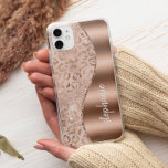 Glam Roos Gold Faux Folie Leopard Spots Name Case-Mate iPhone Case<br><div class="desc">Dit ontwerp is voorzien van een goudkleurig roos en een doorschijnend metalen bolletjespatroon dat is gestrooid met een dunne witte holografische faux glitter aan de linkerkant, en een roos goudnep folie aan de rechterkant in de vorm van een golf die is begrensd door een gouden faux glitter van het roos....</div>