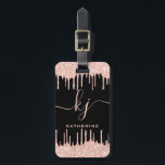 Glam Roos Gold Glitter Drift Monogram Script Bagagelabel<br><div class="desc">Sylish, Girly, Elegant, Light Roos Gold Glitter Drips 2 Monogram op maat gemaakte naam monogrammed bagagelabel op zwart. Met een modern luxe faux lichtroze roos goudglitter druppelend lijst, een groot dubbelhandgeschreven monogram scriptlettertype met swashes (grote initialen) en een serif type lettertypenaam in lichtroze op zwarte achtergrond. Eenvoudig aan te passen....</div>