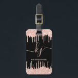 Glam Roos Gold Glitter Drift Monogram Script Bagagelabel<br><div class="desc">Sylish, Girly, Elegant, Light Roos Gold Glitter Drips 2 Monogram op maat gemaakte naam monogrammed bagagelabel op zwart. Met een modern luxe faux lichtroze roos goudglitter druppelend lijst, een groot dubbelhandgeschreven monogram scriptlettertype met swashes (grote initialen) en een serif type lettertypenaam in lichtroze op zwarte achtergrond. Eenvoudig aan te passen....</div>