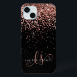 Glam Roos Gold Glitter Elegant Monogram iPhone 15 Mini Hoesje<br><div class="desc">Glam Roos Gold Glitter Elegant Monogram iPhone Case Pas dit trendy chassis voor telefoongesprekken eenvoudig aan met elegant roos gouden glitter op een zwarte achtergrond. Het ontwerp kenmerkt uw handgeschreven manuscriptmonogram met  draden en naam.</div>