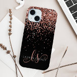 Glam Roos Gold Glitter Elegant Monogram iPhone 15 Case<br><div class="desc">Glam Roos Gold Glitter Elegant Monogram iPhone Case Pas dit trendy chassis voor telefoongesprekken eenvoudig aan met elegant roos gouden glitter op een zwarte achtergrond. Het ontwerp kenmerkt uw handgeschreven manuscriptmonogram met  draden en naam.</div>