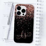 Glam Roos Gold Glitter Elegant Monogram Case-Mate iPhone 14 Pro Hoesje<br><div class="desc">Glam Roos Gold Glitter Elegant Monogram iPhone Case Pas dit trendy chassis voor telefoongesprekken eenvoudig aan met elegant roos gouden mousserende glitter op een zwarte achtergrond. Het ontwerp kenmerkt uw handgeschreven manuscriptmonogram met  draden en naam.</div>