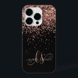 Glam Roos Gold Glitter Elegant Monogram iPhone 14 Plus Hoesje<br><div class="desc">Glam Roos Gold Glitter Elegant Monogram iPhone Case Pas dit trendy chassis voor telefoongesprekken eenvoudig aan met elegant roos gouden glitter op een zwarte achtergrond. Het ontwerp kenmerkt uw handgeschreven manuscriptmonogram met  draden en naam.</div>