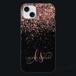 Glam Roos Gold Glitter Elegant Monogram iPhone 15 Plus Case<br><div class="desc">Glam Roos Gold Glitter Elegant Monogram iPhone Case Pas dit trendy chassis voor telefoongesprekken eenvoudig aan met elegant roos gouden glitter op een zwarte achtergrond. Het ontwerp kenmerkt uw handgeschreven manuscriptmonogram met  draden en naam.</div>