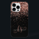 Glam Roos Gold Glitter Elegant Monogram iPhone 14 Pro Max Hoesje<br><div class="desc">Glam Roos Gold Glitter Elegant Monogram iPhone Case Pas dit trendy chassis voor telefoongesprekken eenvoudig aan met elegant roos gouden glitter op een zwarte achtergrond. Het ontwerp kenmerkt uw handgeschreven manuscriptmonogram met  draden en naam.</div>