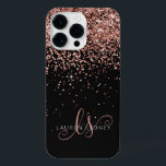 Glam Roos Gold Glitter Elegant Monogram iPhone 14 Pro Max Hoesje<br><div class="desc">Glam Roos Gold Glitter Elegant Monogram iPhone Case Pas dit trendy chassis voor telefoongesprekken eenvoudig aan met elegant roos gouden glitter op een zwarte achtergrond. Het ontwerp kenmerkt uw handgeschreven manuscriptmonogram met  draden en naam.</div>