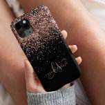 Glam Roos Gold Glitter Elegant Monogram<br><div class="desc">Glam Roos Gold Glitter Elegant Monogram iPhone Case Pas dit trendy chassis voor telefoongesprekken eenvoudig aan met elegant roos gouden glitter op een zwarte achtergrond. Het ontwerp kenmerkt uw handgeschreven manuscriptmonogram met  draden en naam.</div>