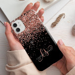 Glam Roos Gold Glitter Elegant Monogram iPhone 14 Hoesje<br><div class="desc">Glam Roos Gold Glitter Elegant Monogram iPhone Case Pas dit trendy chassis voor telefoongesprekken eenvoudig aan met elegant roos gouden glitter op een zwarte achtergrond. Het ontwerp kenmerkt uw handgeschreven manuscriptmonogram met  draden en naam.</div>