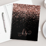 Glam Roos Gold Glitter Elegant Monogram Planner<br><div class="desc">Glam Roos Gold Glitter Elegant Monogram Planner personaliseer dit trendy chic-ontwerp met elegant roos gouden mousserende glitter op een zwarte achtergrond. Het ontwerp kenmerkt uw handgeschreven manuscriptmonogram met  draden en naam.</div>