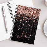 Glam Roos Gold Glitter Elegant Monogram Planner<br><div class="desc">Glam Roos Gold Glitter Elegant Monogram Planner personaliseer dit trendy chic-ontwerp met elegant roos gouden mousserende glitter op een zwarte achtergrond. Het ontwerp kenmerkt uw handgeschreven manuscriptmonogram met  draden en naam.</div>