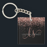 Glam Roos Gold Glitter Elegant Monogram Sleutelhanger<br><div class="desc">Glam Roos Gold Glitter Elegant Monogram Sleutelhanger Eenvoudig aan te passen aan dit trendy chic sleutelhanger design met elegant roos gouden mousserende glitter op een zwarte achtergrond. Het ontwerp kenmerkt uw handgeschreven manuscriptmonogram met  draden en naam.</div>