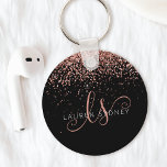 Glam Roos Gold Glitter Elegant Monogram Sleutelhanger<br><div class="desc">Glam Roos Gold Glitter Elegant Monogram Sleutelhanger,  past dit trendy chic sleutelhanger design met elegant roos gouden mousserende glitter op een zwarte achtergrond gemakkelijk aan. Het ontwerp kenmerkt uw handgeschreven manuscriptmonogram met  cirkels en jouw naam.</div>