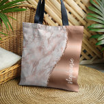 Glam Roos Goud Wit Marmer Metallic Naam Tote Bag<br><div class="desc">Dit ontwerp is voorzien van een stijlvolle rozen gouden en witte marmeren achtergrond aan de linkerkant, en een rozen gouden faux folie afbeelding aan de rechterkant in de vorm van een golf omzoomd met rozen gouden faux glitter. Personaliseer het met jouw naam of monogram in een stijlvol wit handgeschreven penseellettertype....</div>