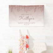 Glam Roze Goud Glitter Drip Sweet 16 Feest Banner (Insitu)