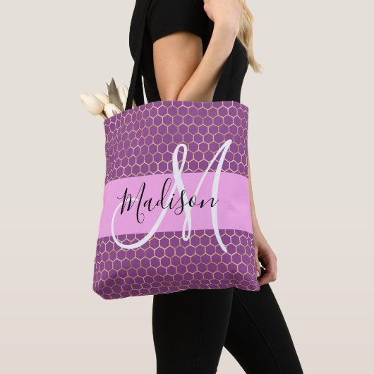 Glam Roze Metaalroze Honingraat Monogramnaam Tote Bag (Dichtbij)