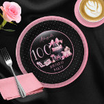 Glam Roze Zwart Mode 100e Verjaardagsfeestje Papieren Bordje<br><div class="desc">Glamoureus Frans couture-geïnspireerd,  roze en zwart "100" 100th birthday design met een petten doos cake,  roze stiletto's en een make-up tas onder verschillende ongeopende cadeaus en weelderige cupcakes. Perfect voor het vieren van verjaardagsgelegenheden. Age is gemaakt in een onbewerkbare faux pink glitter fon</div>